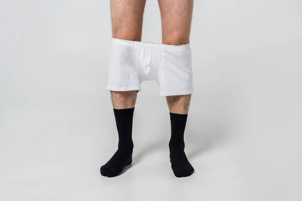 Oříznout Záběr Muže Černých Ponožek Bílým Prádlem Šedém Pozadí — Stock fotografie zdarma