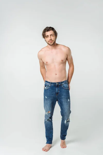 Jeune Homme Torse Jeans Posant Sur Fond Gris — Photo