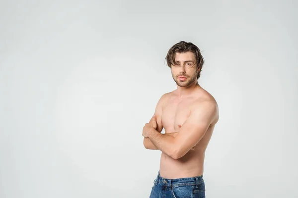 Retrato Hombre Sin Camisa Pensativo Jeans Mirando Cámara Aislada Gris — Foto de stock gratis