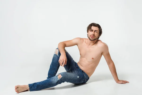 Jovem Sem Camisa Homem Jeans Posando Fundo Cinza — Fotografia de Stock