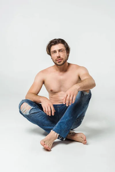 Hombre Sin Camisa Pensativo Jeans Mirando Cámara Fondo Gris — Foto de Stock