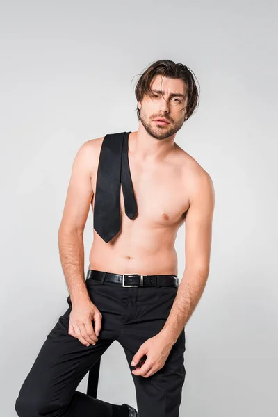 Retrato Hombre Guapo Sin Camisa Pantalones Negros Con Corbata Sobre — Foto de stock gratis