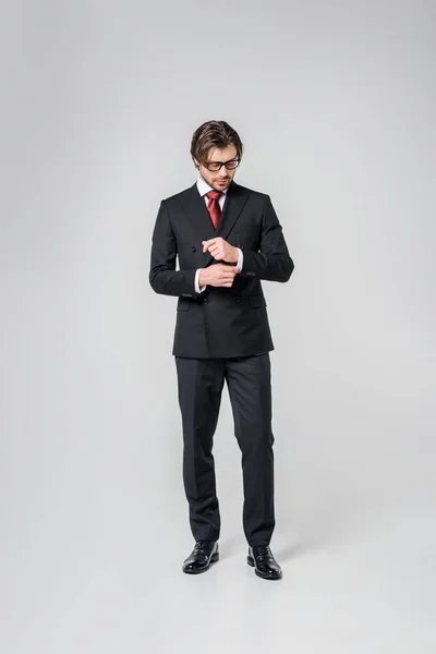 Young Businessman Stylish Suit Eyeglasses Grey Backdrop — Free Stock Photo