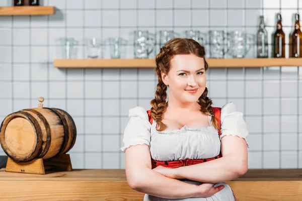 Camarera Oktoberfest Sonriente Vestido Bavariano Tradicional Con Brazos Cruzados Pie — Foto de stock gratuita