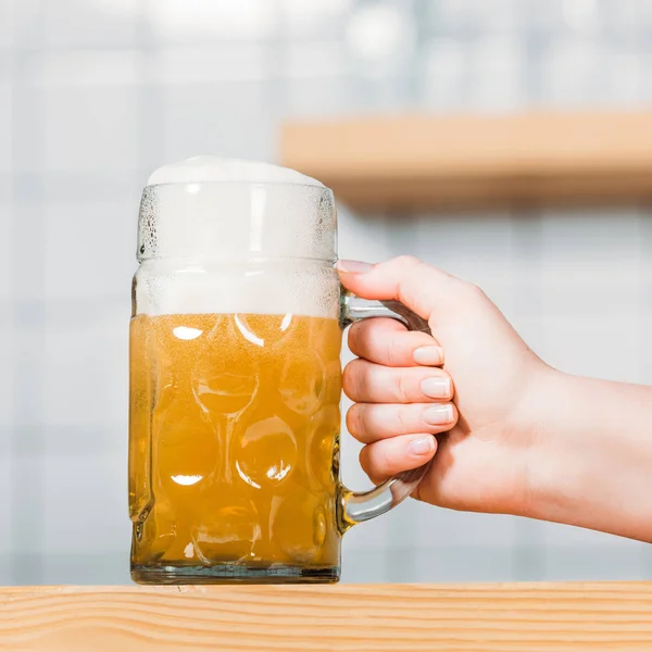 Imagen Recortada Camarera Hembra Poner Taza Cerveza Ligera Con Espuma —  Fotos de Stock