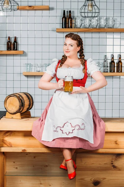 Attractive Oktoberfest Waitress Traditional Bavarian Dress Showing Mug Light Beer — Free Stock Photo