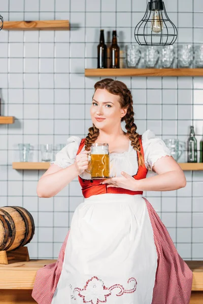 Офіціантка Традиційній Баварській Сукні Показує Чашку Легкого Пива Біля Барної — Безкоштовне стокове фото