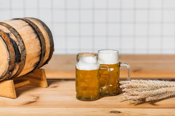Selective Focus Barrel Wheat Ears Light Beer Mugs Bar Counter — Free Stock Photo