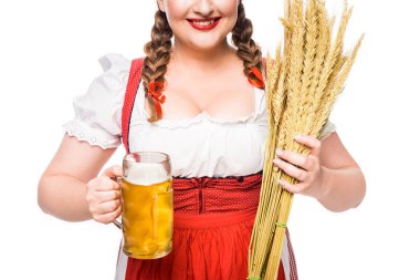 oktoberfest garson buğday ve beyaz arka plan üzerinde izole light bira kupa tutan geleneksel Bavyera elbiseli kırpılmış görüntü
