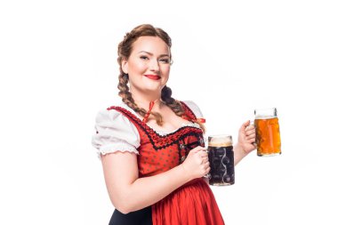 Oktoberfest garson olarak geleneksel gülümseyen Bavyera elbise gösteren Kupalar Beyaz arka plan üzerinde izole açık ve koyu bira ile