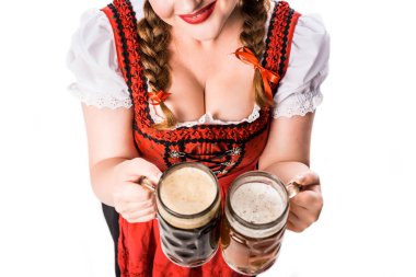 oktoberfest garson geleneksel Bavyera elbise ile beyaz arka plan üzerinde izole açık ve koyu bira bardağı gösterilen kırpılmış görüntü