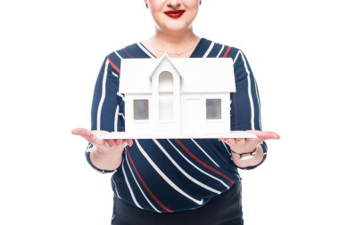 kadın emlakçı maket evin beyaz arka plan üzerinde izole gösterilen kırpılmış görüntü