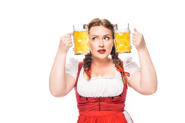 Oktoberfest Σερβιτόρα Παραδοσιακό Βαυαρικό Φόρεμα Βάζοντας Κεφάλι Μεταξύ Κούπες Μπίρας — Φωτογραφία Αρχείου