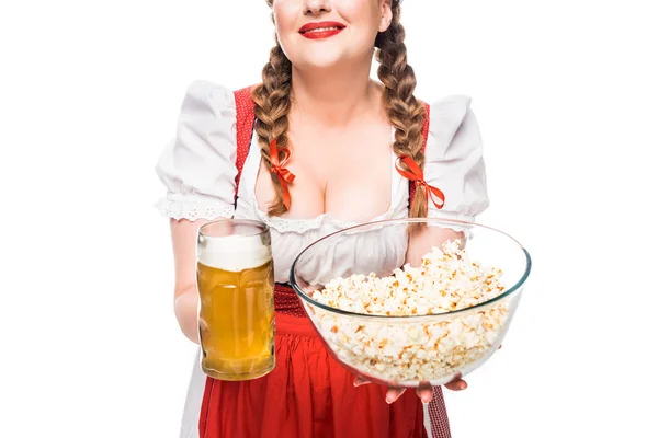 在传统的巴法力亚礼服显示碗与爆米花和一杯淡啤酒在白色背景下被隔绝的啤酒节服务员的裁剪图像 — 免费的图库照片