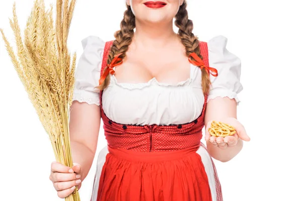 Oříznutý Obraz Oktoberfest Servírka Tradiční Německé Šatech Ukazuje Malé Preclíky — Stock fotografie zdarma