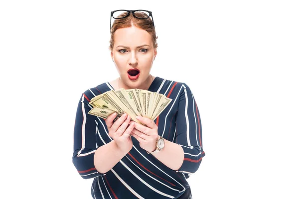 Шокированная Деловая Женщина Глядя Долларовые Банкноты Руках Изолированы Белом Фоне — стоковое фото