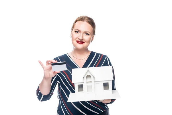 Glad Kvinnelig Eiendomsmegler Som Viser Overmål Nytt Hus Kredittkort Isolert – stockfoto