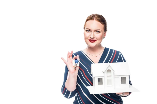 Sorridente Agente Imobiliário Feminino Segurando Maquete Casa Com Chave Isolada — Fotografia de Stock