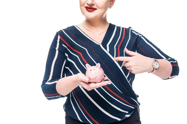 Обрезанный Образ Бизнесвумен Указывая Розовый Копилку Изолированы Белом Фоне — Бесплатное стоковое фото