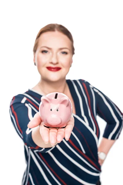 Selektiver Fokus Der Geschäftsfrau Zeigt Rosa Sparschwein Isoliert Auf Weißem — Stockfoto