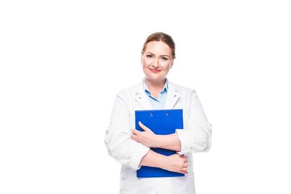 Feliz Médico Femenino Capa Blanca Sujetando Portapapeles Aislado Sobre Fondo — Foto de Stock