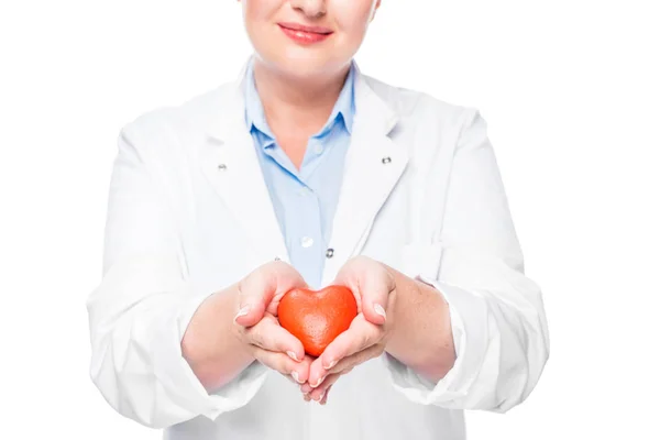 Imagem Cortada Médico Fêmea Casaco Branco Mostrando Símbolo Coração Isolado — Fotografia de Stock
