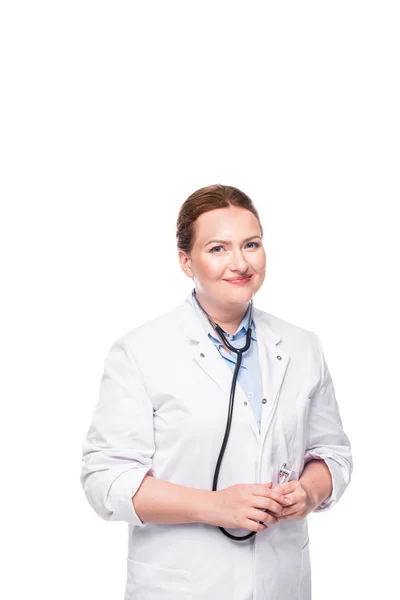 Lächelnde Ärztin Weißen Mantel Mit Stethoskop Auf Weißem Hintergrund — kostenloses Stockfoto