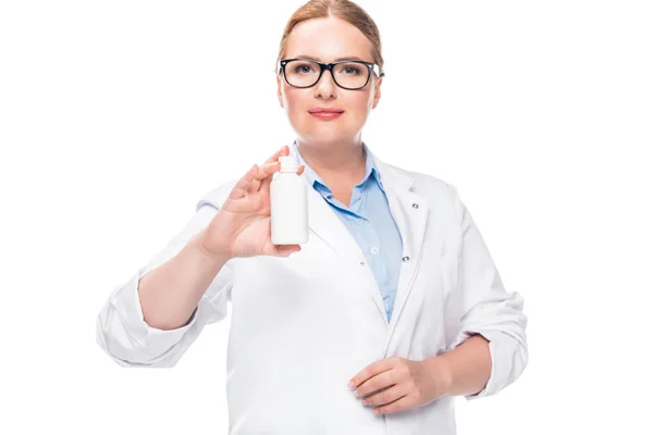 Χαμογελαστή Γυναίκα Γιατρό Γυαλιά Δείχνει Μπουκάλι Χάπι Που Απομονώνονται Λευκό — Φωτογραφία Αρχείου