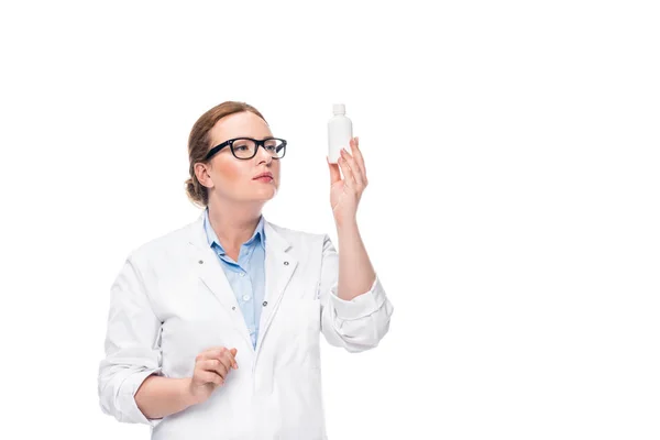 Női Orvos Szemüvegek Nézett Pirulát Üveget Elszigetelt Fehér Background — Stock Fotó