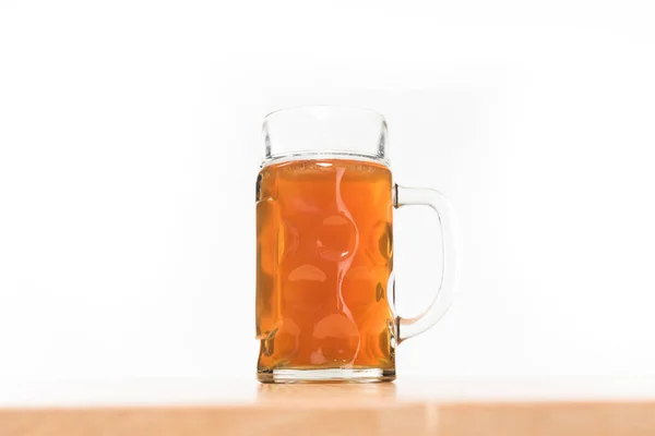 Nahaufnahme Von Bier Krug Auf Holztisch Auf Weißem Hintergrund — kostenloses Stockfoto