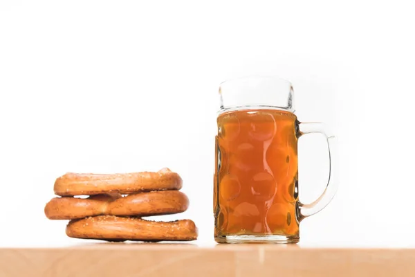 Fuoco Selettivo Pretzel Tazza Birra Tavolo Legno Sfondo Bianco — Foto stock gratuita