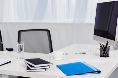 yakın çekim kahve bilgisayar ile modern ofis ve Danışma ateş