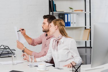 iş arkadaşları birlikte modern ofisindeki evrak işi odaklı