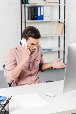 İşyerinde telefonla konuşurken ifade genç işadamı