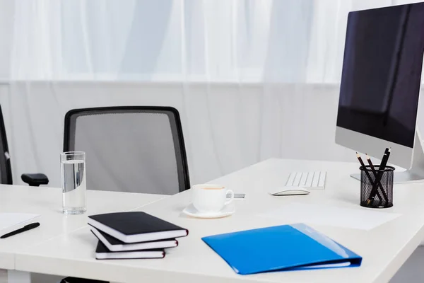 Close Mesa Escritório Moderno Com Computador Café — Fotografia de Stock