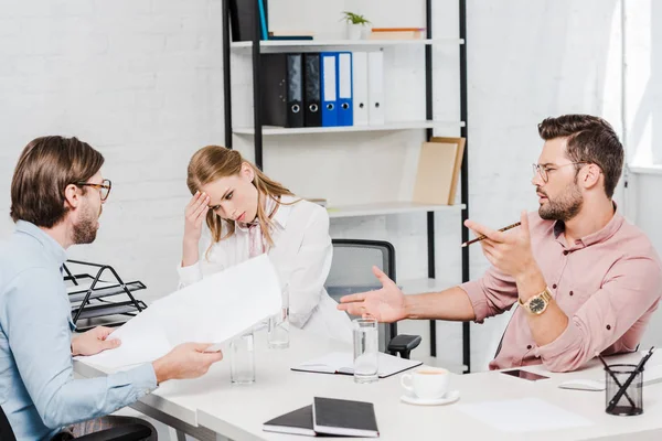 Team Säker Affärspartner Har Konversation Konferensrum Moderna Kontor — Stockfoto