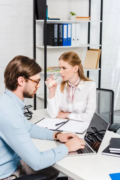 Jóvenes Colegas Negocios Que Trabajan Juntos Una Oficina Moderna — Foto de stock gratis