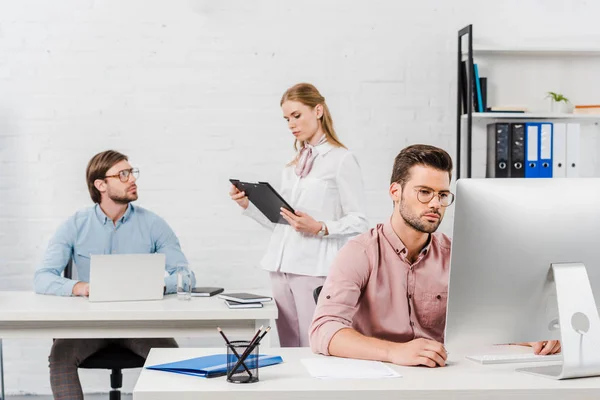 Team Von Führungskräften Arbeitet Modernem Büro Zusammen — Stockfoto