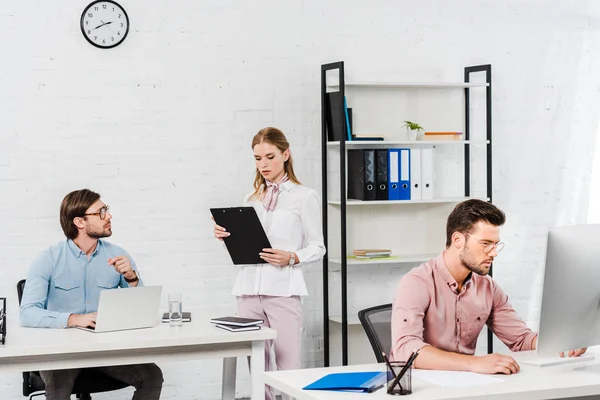 Team Von Führungskräften Arbeitet Modernem Büro Zusammen — Stockfoto