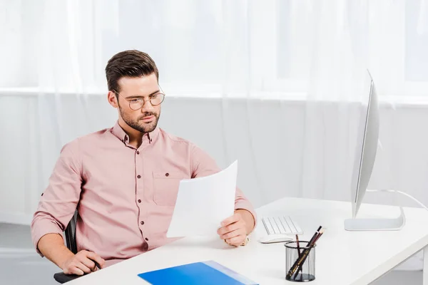 Konzentrierter Jungunternehmer Liest Dokumente Arbeitsplatz — Stockfoto