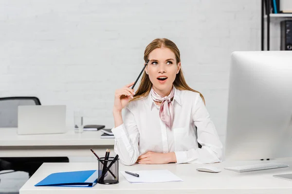 Pensativo Emocional Joven Mujer Negocios Mirando Hacia Arriba Oficina Moderna — Foto de Stock