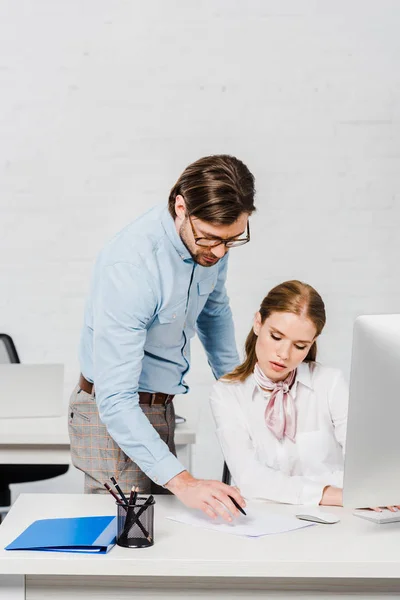 Jóvenes Colegas Negocios Exitosos Trabajando Juntos Una Oficina Moderna — Foto de stock gratuita