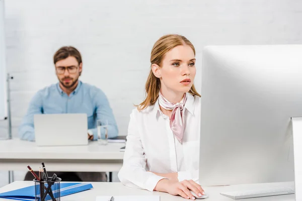 Uomini Affari Che Lavorano Con Computer Ufficio Moderno — Foto Stock