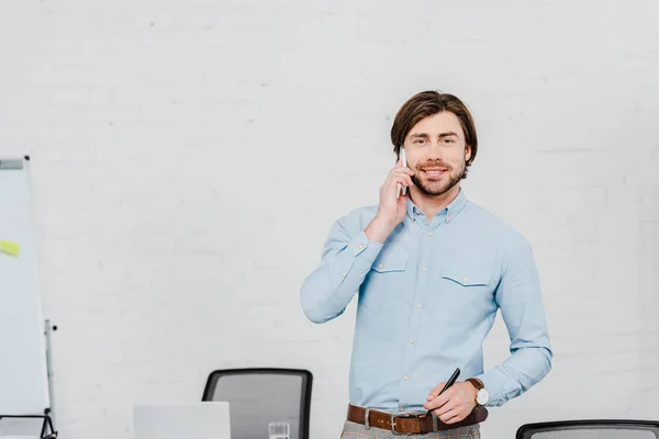 Knappe Jonge Zakenman Camera Kijken Tijdens Het Praten Telefoon Moderne — Stockfoto