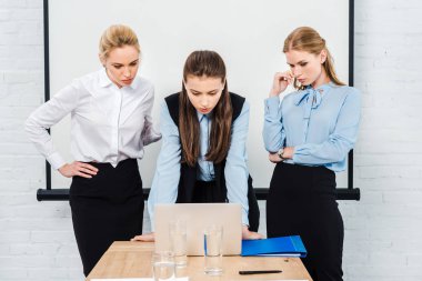 dizüstü bilgisayar ile birlikte çalışma modern office ciddi genç iş kadınları