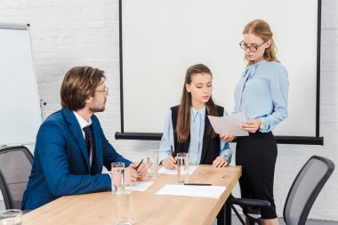 ciddi ekip birlikte çalışma modern office iş adamları