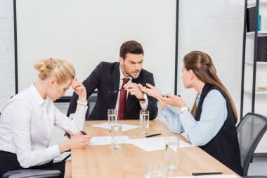 modern ofis kadın onun arkadaşları ile konuşurken sinirli patron