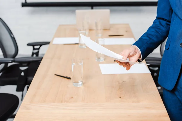 Tiro Cortado Empresário Segurando Papel Branco Sobre Mesa Conferência Escritório — Fotos gratuitas