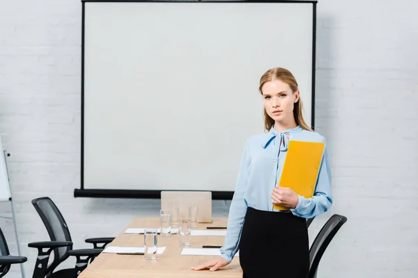 Confident Young Businesswoman Folder Looking Camera Conference Hall Blank Presentation — Stock Photo, Image
