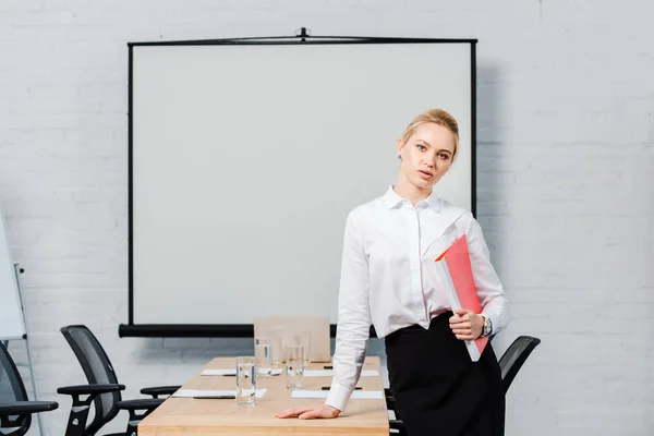 Attractive Young Businesswoman Folder Looking Camera Conference Hall Blank Presentation — Free Stock Photo